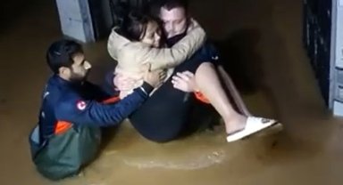 Sağanakta evinde mahsur kalan yabancı uyruklu kadını ekipler kurtardı