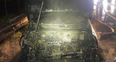 Seyir halindeki otomobil alev alev yandı