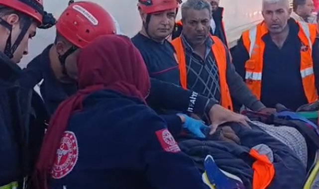 Sürücüleri flamayla uyarırken çarpan TIR'ın altında yaşamını yitirdi