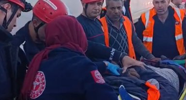 Sürücüleri flamayla uyarırken çarpan TIR'ın altında yaşamını yitirdi