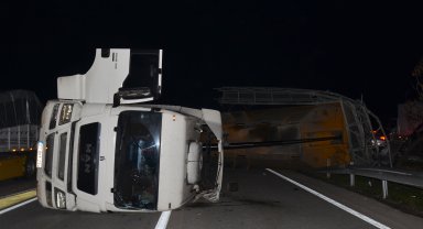 TIR'ın dorsesi direği devirdi, zincirleme kaza oldu