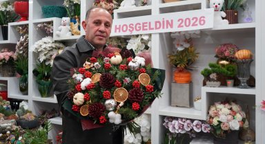 Yılbaşı çiçeği kokina 500 liradan başlayan fiyatlarla vitrinlerde