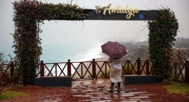 'Sarı kod'la uyarılan Antalya'da şiddetli yağış
