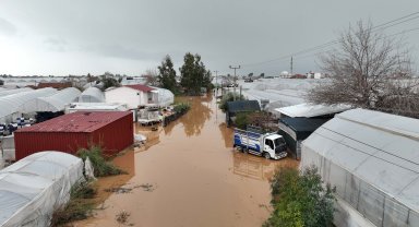 'Sarı kod'la uyarılan Antalya'da tarım alanları su altında kaldı