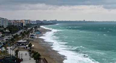 Antalya'da fırtına; dev dalgalar oluştu