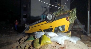 Antalya'da hortum; çatılar uçtu, seralar ve araçlar zarar gördü