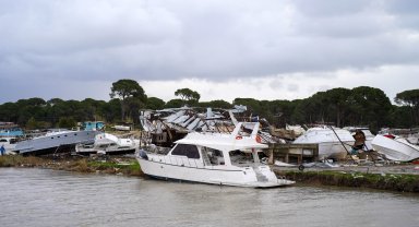 Antalya'da peş peşe hortumlar; seralar yıkıldı, çatılar uçtu