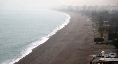 Antalya'da şiddetli yağışta yol çöktü
