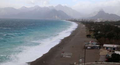 Antalya'da sis ve kuvvetli rüzgar