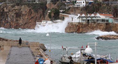 Antalya'da sis ve kuvvetli rüzgar