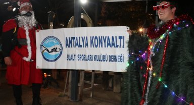 Antalya'da yeni yıl denizde karşılandı