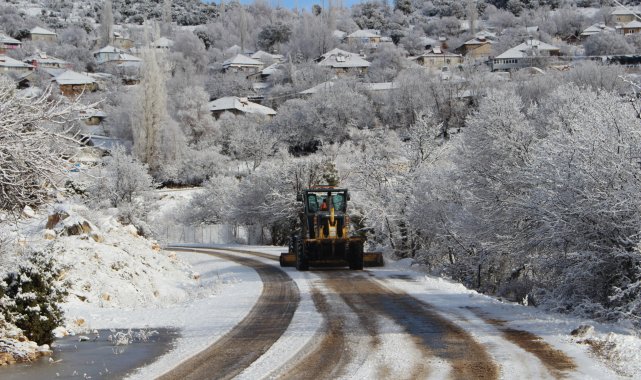 Antalya'nın yüksek kesimlerinde karla mücadele çalışması