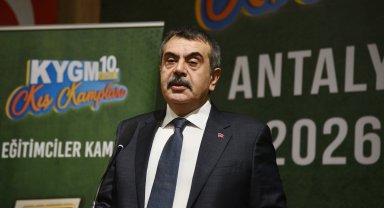 Bakan Tekin: Türkiye'de kimse kimsenin kılık kıyafetiyle uğraşmıyor