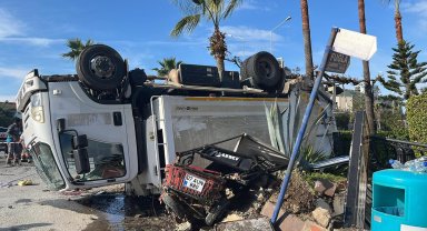 Çöp kamyonun devrildiği kaza güvenlik kamerasında