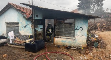 Gecekondu alevlere teslim oldu