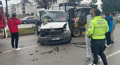 Hafif ticari araçla kamyonet çarpıştı: 1'i çocuk, 3 yaralı