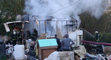 Konteyner ev yangında kullanılamaz hale geldi