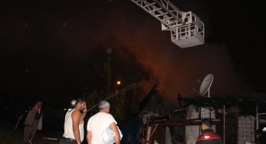 Kundaklanan gecekondu alevlere teslim oldu