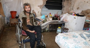 Muşambayla çevrili alanda yaşam mücadelesi veren engelli, hastaneye yatırıldı