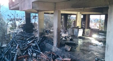 Odunluktaki yangın hasara neden oldu