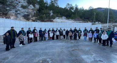 Öğrenciler jandarma personeline atkı ördü