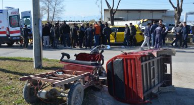 Serik'te taksi ile üçteker çarpıştı: 2 yaralı