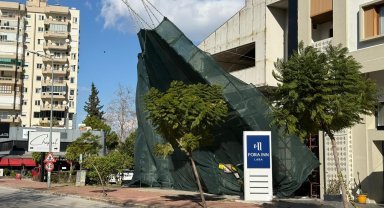 Şiddetli rüzgar inşaat iskelesini uçuracaktı