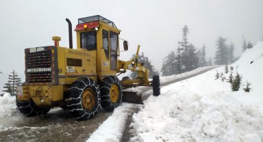 Taşatan yolunda mahsur kalan araçlar kurtarıldı