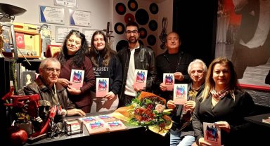 Tiyatro sahnesinde kitap tanıtımı