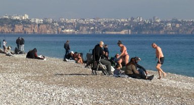 Yılın ilk hafta sonunda güneşlenip denize girdiler