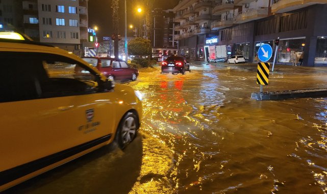 Alanya'da caddeleri su bastı