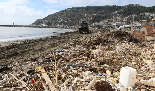 Alanya'da sağanağın ardından sahil atıkla doldu