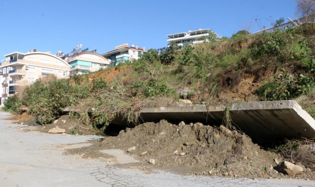 Alanya'da toprak kayması kamerada