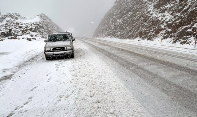Antalya- Konya yolunda kar yağışı etkili oluyor