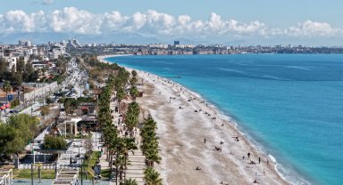 Antalya'da güneşi gören sahile koştu