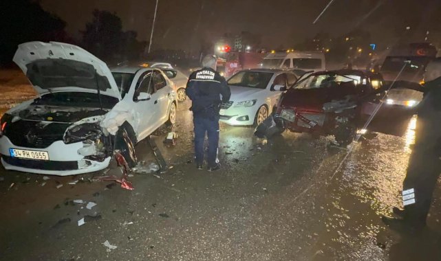 Antalya'da iki otomobil çarpıştı: 5 yaralı