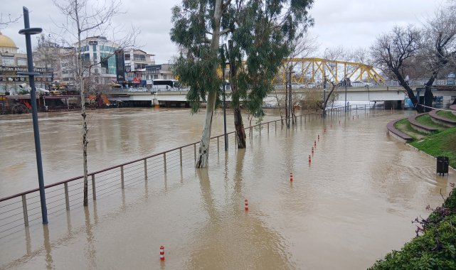 Antalya'yı sağanak vurdu; 7 ilçede okullar tatil edildi