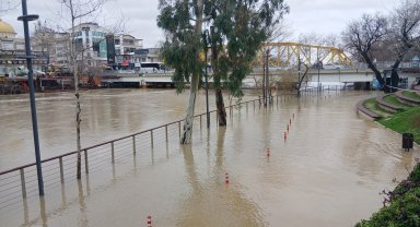 Antalya'yı sağanak vurdu; 7 ilçede okullar tatil edildi