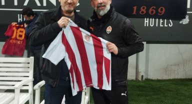 Arda Turan ve oyuncular imzaladı, küçük taraftar sevindi