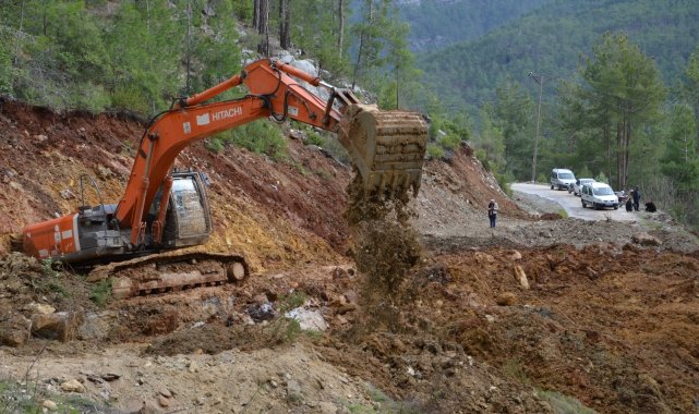 Büyükşehir Alanya'da yolları açık tutmak için çalışıyor