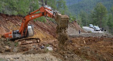 Büyükşehir Alanya'da yolları açık tutmak için çalışıyor