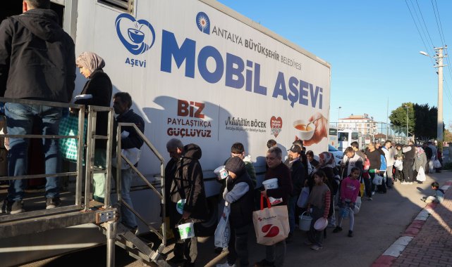 Büyükşehir Mobil Aşevi'nden sıcak yemek ikramı