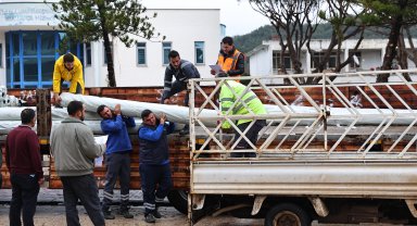 Büyükşehir'den hortum ve fırtınadan zarar gören üreticiye sera naylonu desteği