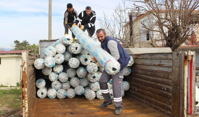 Büyükşehir'den hortum ve yağıştan zarar gören çiftçiye sera naylonu desteği