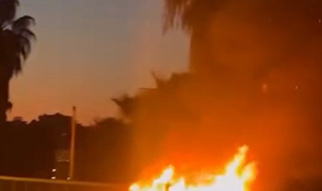 Çarpışan otomobillerden biri yandı