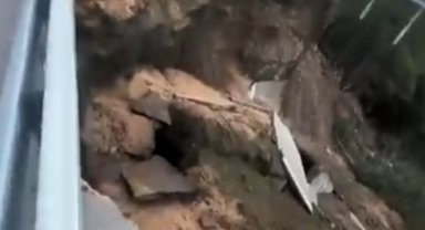 Çöken kara yolunda 10 metrelik çukur oluştu