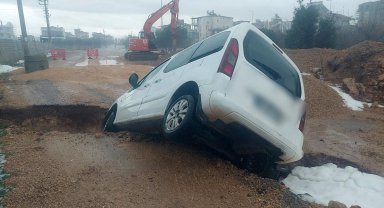 Çöken yola araç düştü