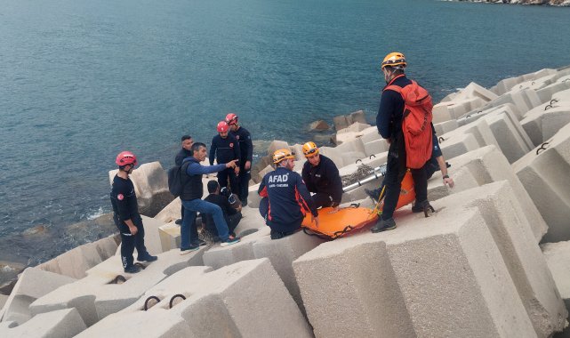 Dalgakıranda düşüp beton bloklar arasına sıkışan balıkçı kurtarıldı