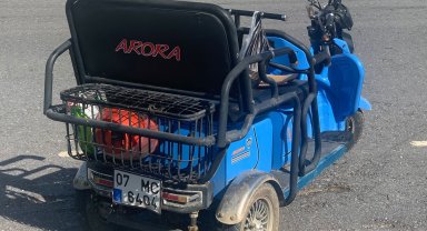 Devrilen elektrikli bisikletteki 2 kişi yaralandı