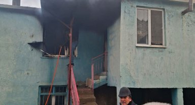 Ev yangınında yaralandı